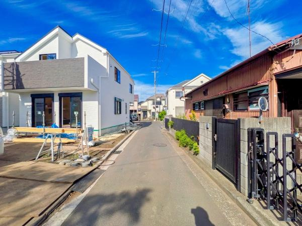 横浜市戸塚区影取町の新築一戸建の前面道路含む現地写真|車通りが少ない為、小さなお子様にも安心です。
是非一度、現地へ起こしください。