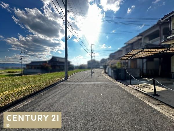 岩出市山　中古戸建の前面道路含む現地写真