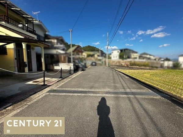 岩出市山　中古戸建の前面道路含む現地写真
