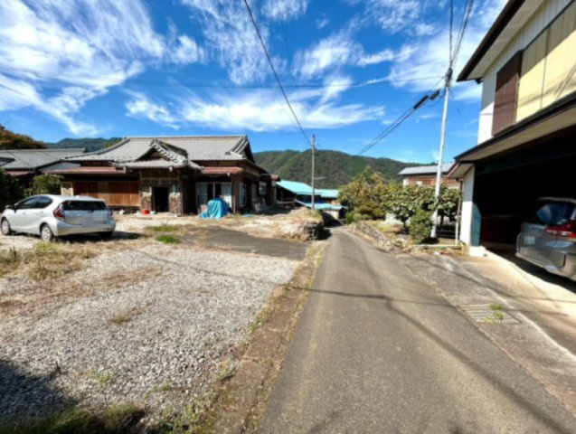 【前面道路含む現地写真】 | 住宅用の土地では前面道路に2m以上接していなければならないと法律で定められています。しかし、お持ちの車のサイズやライフスタイルなどにより、2mでは利便が悪い場合もございますので、事前に確認しましょう。