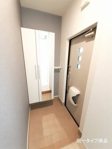 ヒカルサ新潟沼垂西の玄関