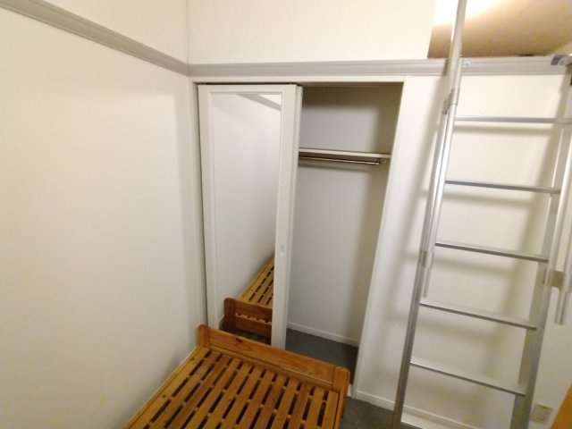 レオパレスヴィーブルの内装|開き戸が姿見になっています。