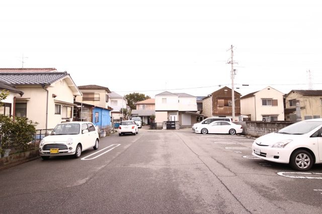 コンフォート小山の駐車場