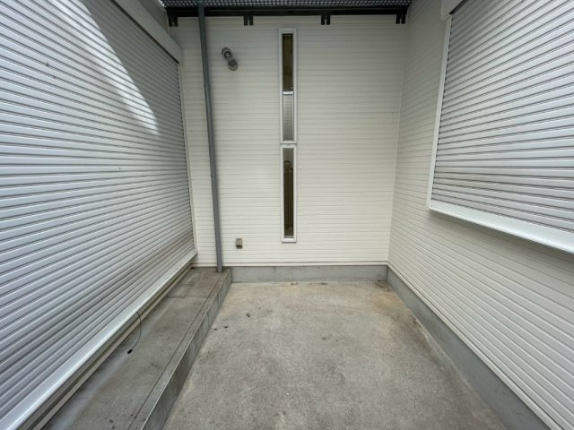 中庭付き・外壁屋根塗装・玉津町高津橋　中古戸建の玄関