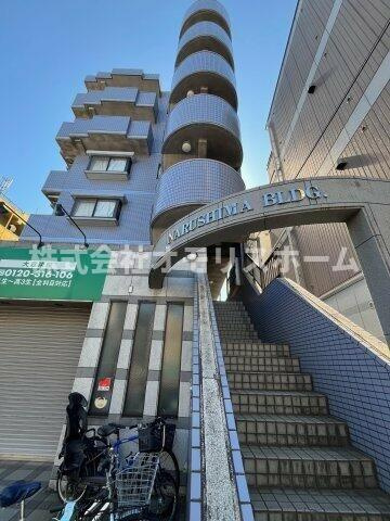 鳴島ビルのエントランス