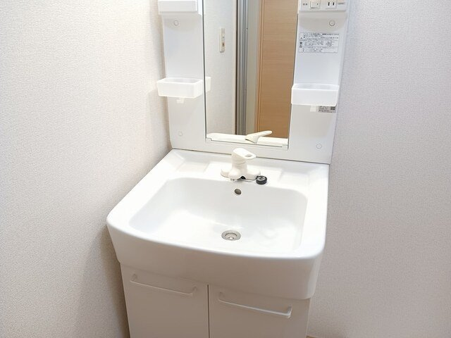 ロイヤルパレス桜井の洗面所|ゆったりとスペースのある洗面所