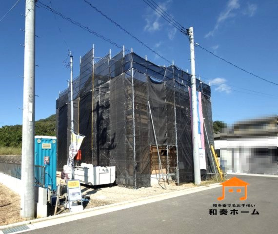 クレイドルガーデン高松市屋島東町第１◇光熱費の負担の軽減が可能なオール電化住宅ですの前面道路含む現地写真|外観
駐車場スペースは３台以上のゆったりとした区画です。入居者以外の出入りが少ないので駐車が苦手な方にも安心です。家族の複数台所有や来客用駐車や将来的な車の増台にも対応しやすいです。