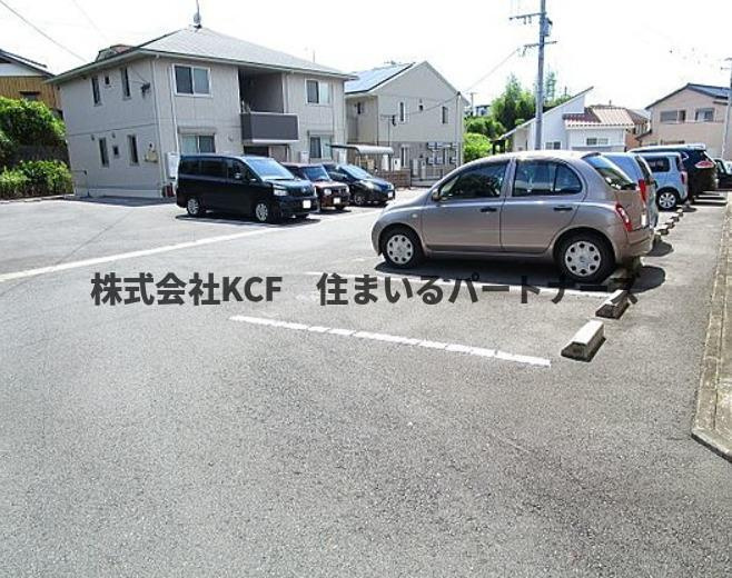 オリーヴァ上津A棟の駐車場|駐車スペースもあります