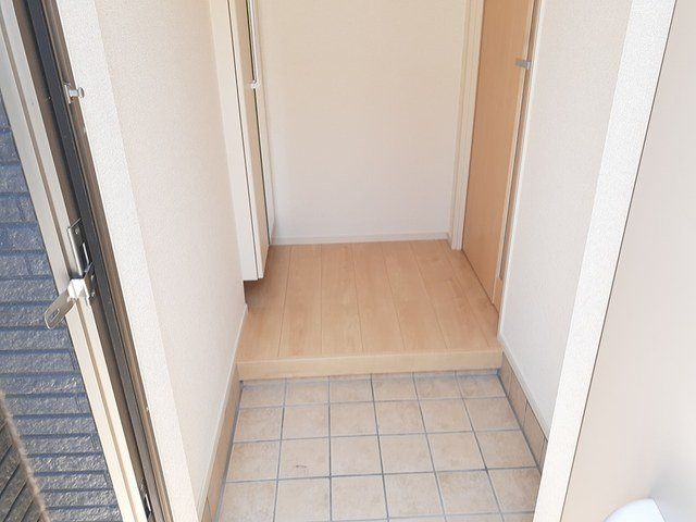 ウィステリアⅡの玄関|収納もある玄関です