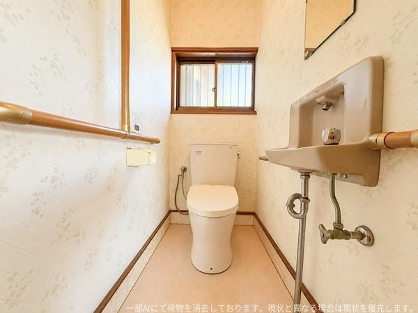 王ノ瀬1丁目　戸建てのトイレ|明るい雰囲気の1階トイレです。
手すりが設置されており使いやすさに配慮されています