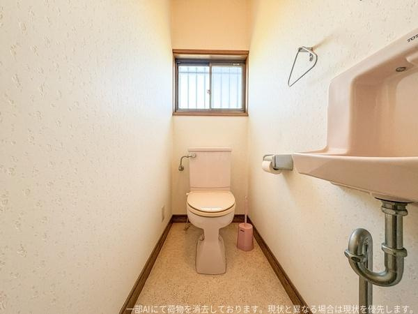 王ノ瀬1丁目　戸建てのトイレ|手洗い器付きの2階トイレ。
すっきりとしてお手入れがしやすい空間です。