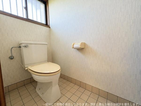 王ノ瀬1丁目　戸建てのトイレ|1階寝室に併設されたトイレです。
シンプルな造りで使いやすさが感じられます。