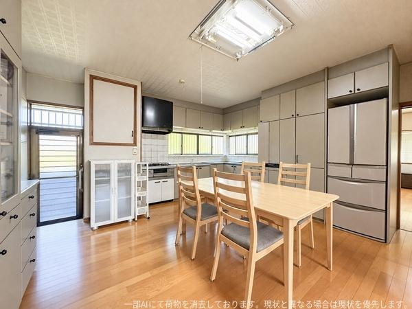 王ノ瀬1丁目　戸建てのキッチン|ダイニングスペースも十分に確保されているため快適にお過ごしいただけます。
キッチンで作業中のご家族ともコミュニケーションがとりやすいです。