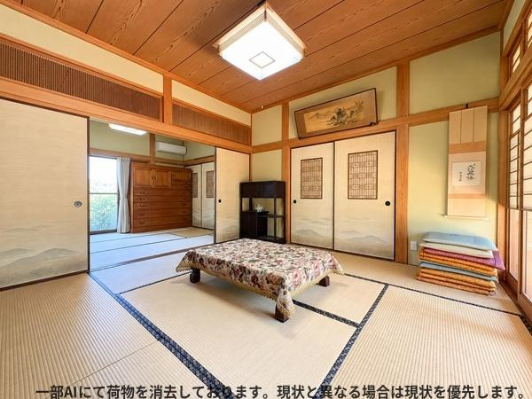 王ノ瀬1丁目　戸建ての和室|和紙のふすまや障子から差し込む自然光が和室の落ち着いた雰囲気を引き立てています。天井や柱の木の質感が調和し和の伝統を感じる空間です。床の間や掛け軸も和室ならではの魅力を演出しています。