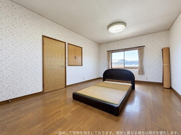 王ノ瀬1丁目　戸建ての洋室|明るい光が差し込む窓があり広々とした洋室です。シンプルな壁紙と床が印象的です。収納スペースも備わっているため使い勝手の良い空間です。