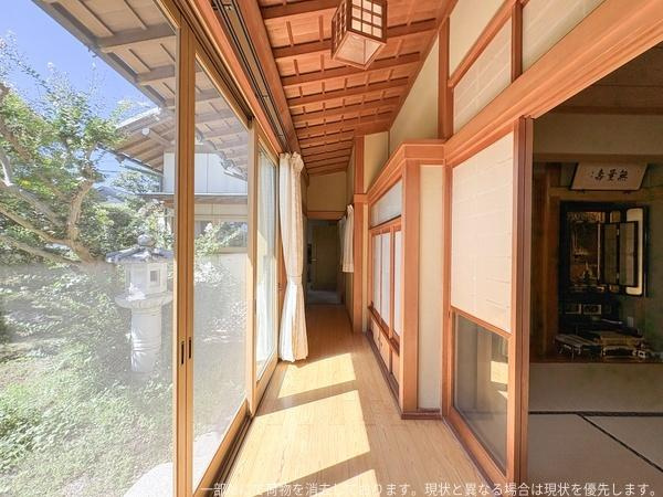 王ノ瀬1丁目　戸建ての内装|光が差し込む和室側の廊下。
天気の良い日はこの窓から見える庭に癒されそう。