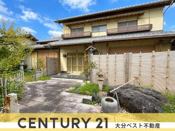 王ノ瀬1丁目　戸建ての玄関|和の趣が感じられる門構えが印象的です。落ち着いた色合いの外壁が上品な雰囲気を演出しています。
道路からのアプローチも広くゆとりが感じられます。
