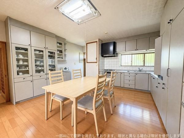 王ノ瀬1丁目　戸建てのキッチン|広々としたキッチンには収納が充実しており使いやすさが感じられます。
明るいフローリングと統一感のあるキャビネットが空間をすっきりと見せています。