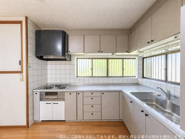 王ノ瀬1丁目　戸建てのキッチン|L字型のレイアウトで作業がしやすいのも特徴です。
作業スペースも広々としています。