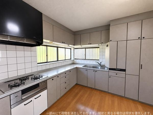王ノ瀬1丁目　戸建てのキッチン|窓が多く明るい自然光が差し込むキッチンです。落ち着いた色合いが室内を引き締めています。