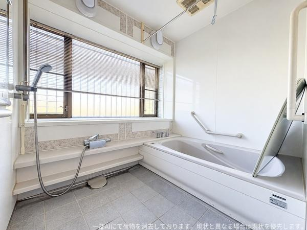王ノ瀬1丁目　戸建ての浴室|大きな窓から光が差し込む明るいバスルームです。手すり付きで使い勝手にも配慮されています。