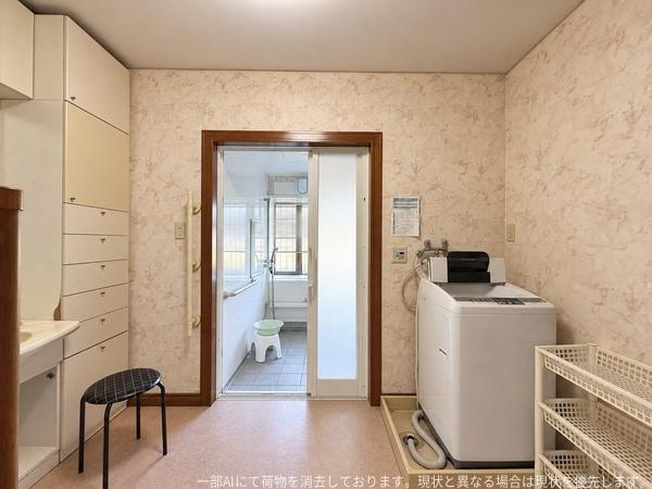 王ノ瀬1丁目　戸建ての独立洗面台|アクセントクロスが空間の雰囲気をおしゃれに演出。
収納スペースも充実しており日用品の整理がしやすいです。