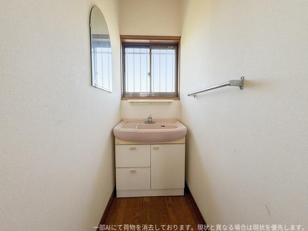 王ノ瀬1丁目　戸建ての独立洗面台|シンプルなデザインの2階洗面台です。
お掃除や加湿器の水替えなどに便利ですね。