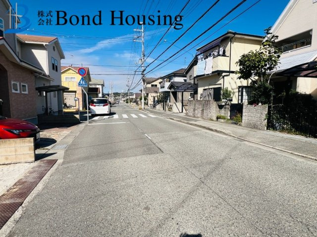 JR大久保駅まで徒歩14分　大久保町大窪13期　新築戸建の前面道路含む現地写真