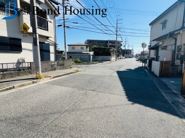 JR大久保駅まで徒歩14分　大久保町大窪13期　新築戸建の前面道路含む現地写真