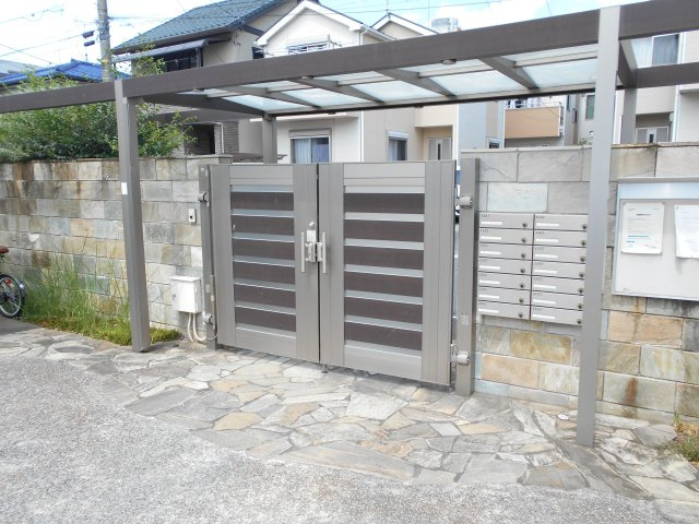 ＰｒｅｍｉｕｍＳｑｕａｒｅ橋本２号棟のエントランス|オートロック機能付き