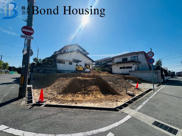長期優良住宅・お車並列２台・大久保町高丘１３期　２号棟の前面道路含む現地写真