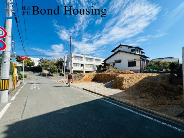 長期優良住宅・お車並列２台・大久保町高丘１３期　２号棟の前面道路含む現地写真