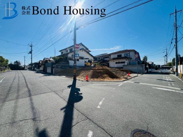 長期優良住宅・お車並列２台・大久保町高丘１３期　２号棟の前面道路含む現地写真