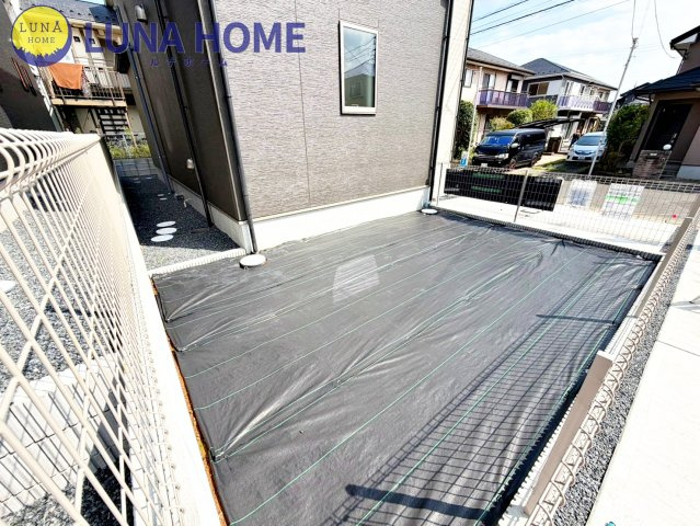 龍ケ崎市久保台2丁目第1期　新築戸建　4号棟の駐車場|ルナホームは、住まいそのものだけでなく、その先にある暮らしまで大切にしています。家族が自然と集まる場所、好きなものに囲まれる時間。そんな自分らしい暮らしを、一緒に探していきます♪