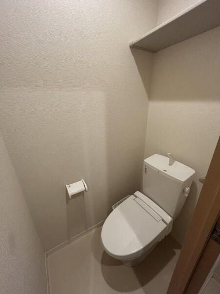 伊勢屋ビルのトイレ|落ち着いた色調のトイレです