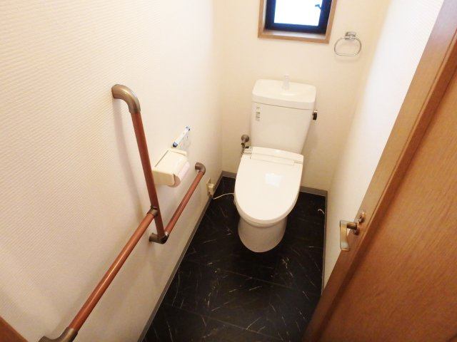 西宮市津門川町戸建のトイレ