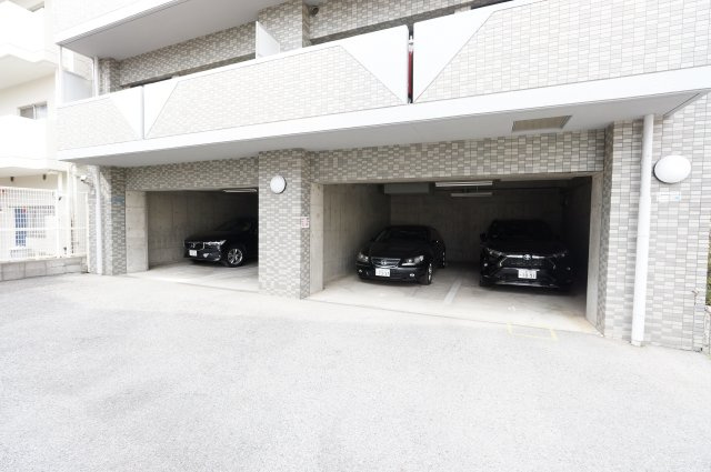 エスリード今福の駐車場