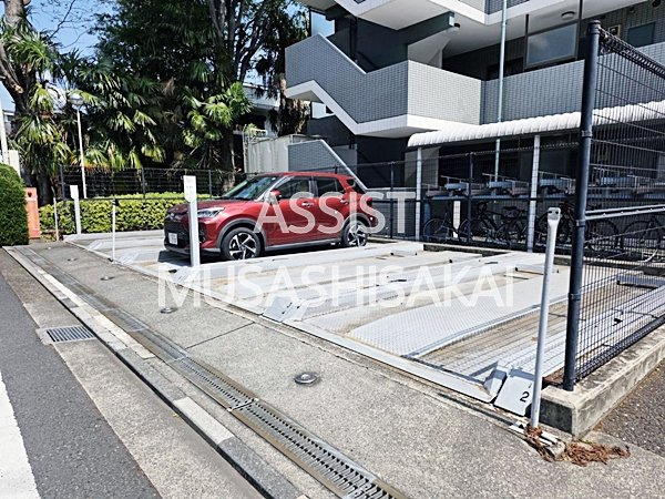 クレール武蔵野の駐車場