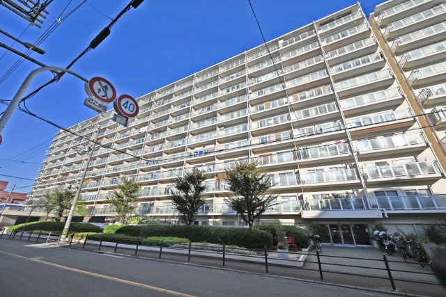 関目グリーンハイツＡ棟の外観|2026年8月に全面リフォーム済で、気持ちよく新生活を始められるお住まいです。3LDKの間取りは、家族での暮らしから趣味や在宅ワークまで幅広く対応。東向きのお部屋で、朝の時間も快適に過ごせそうです。