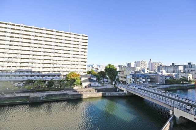 関目グリーンハイツＡ棟の展望|視界の広がりを感じられる、5階からの眺望が魅力のお住まい。日々のくつろぎ時間に、景色を楽しむという楽しみが加わります。