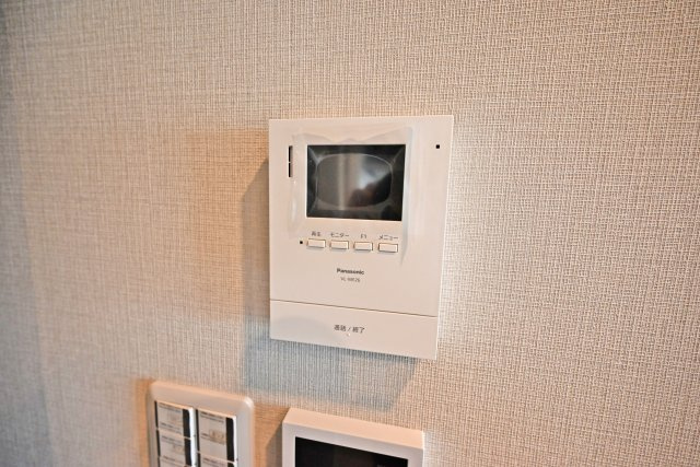 関目グリーンハイツＡ棟の防犯設備|TVモニター付インターホンで、来訪者を映像で確認でき安心です。