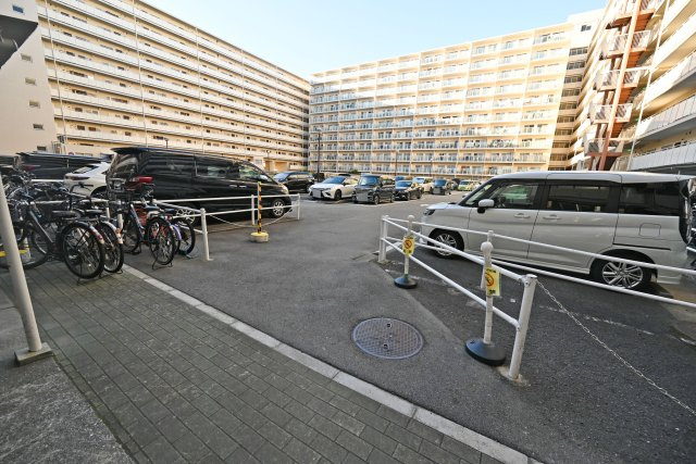 関目グリーンハイツＡ棟の駐車場|敷地内駐車場を備えており、お車をお持ちの方も安心です。