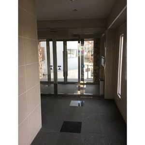 アヴニール白壁のエントランス