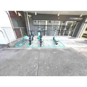 アヴニール白壁の駐車場