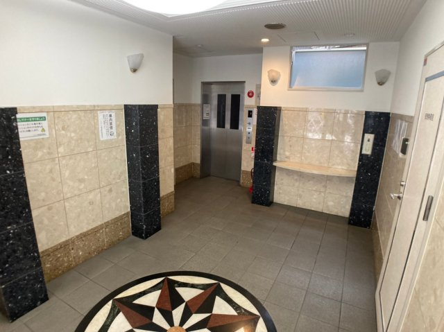 エスリード難波駅前のロビー