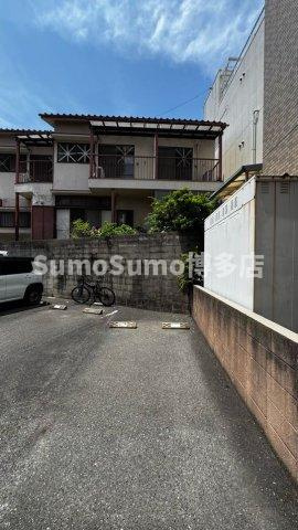 レフィナード南山荘の駐車場