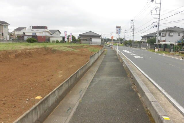 坂戸市石井　売地の前面道路含む現地写真
