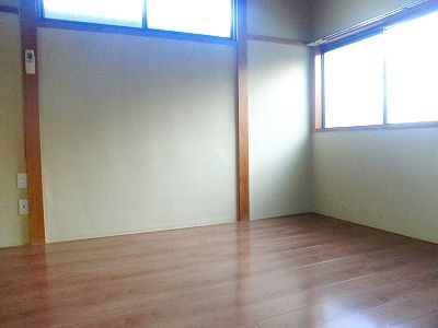 ハイツ亀崎の洋室