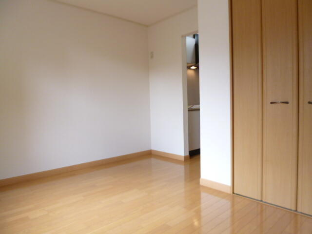 調布市八雲台１丁目のアパートの居間・リビング