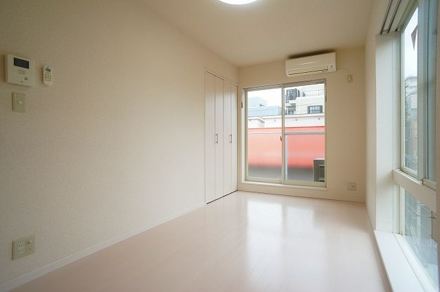 横浜市神奈川区松本町３丁目のアパートの洋室